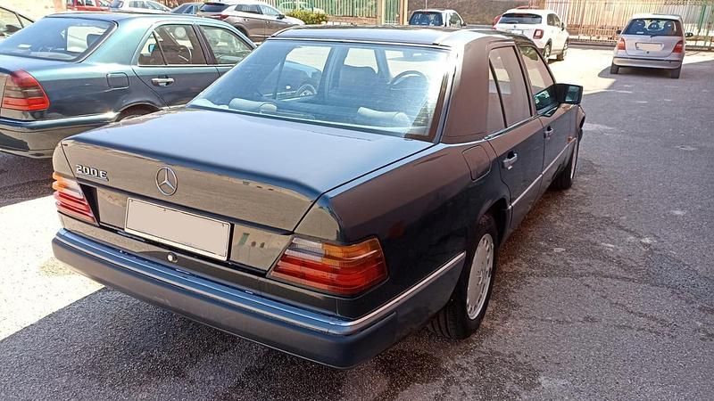 Usata Mercedes E200 122 CV (89 kW) 1987 Nero Berlina