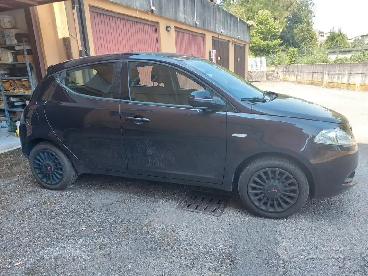 Usata Lancia Ypsilon 69 CV (50 kW) 2013 Viola Utilitaria