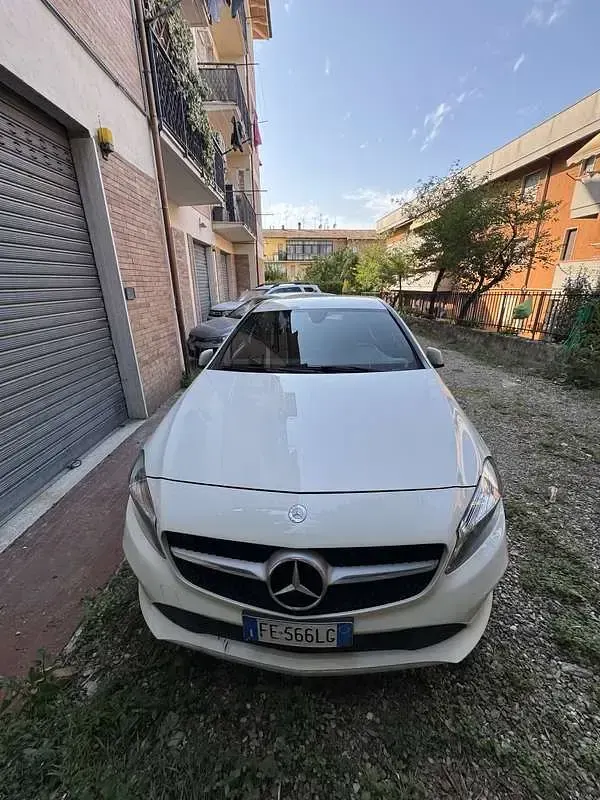 Usata Mercedes A180 109 CV (80 kW) 2016 Bianco Utilitaria