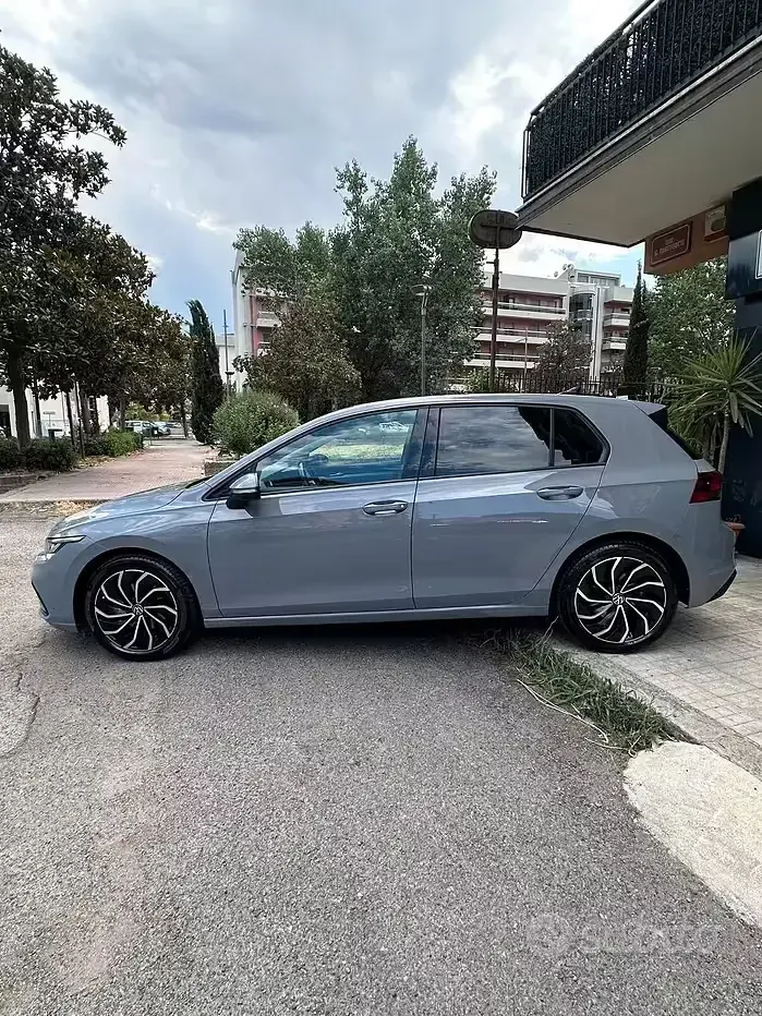 Usata VW Golf VIII Life 131 CV (96 kW) 2021 Grigio Berlina