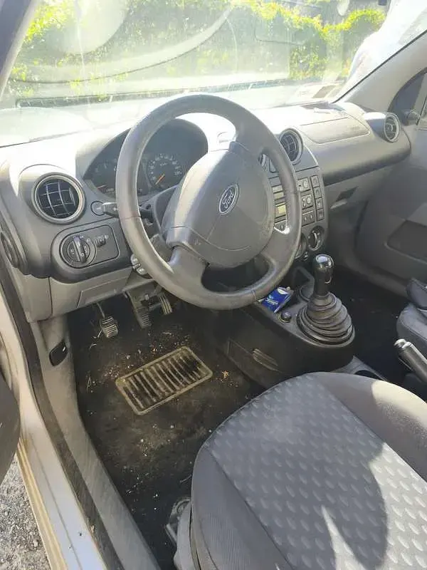 Usata Ford Fiesta Ghia 68 CV (50 kW) 2003 Utilitaria