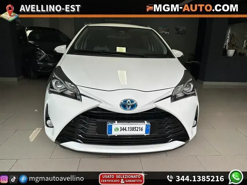 Usata Toyota Yaris Hybrid Active 73 CV (53 kW) 2018 Bianco Berlina