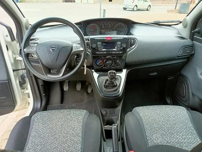 Begagnad Lancia Ypsilon 69 HK (50 kW) 2022 Vit Halvkombi