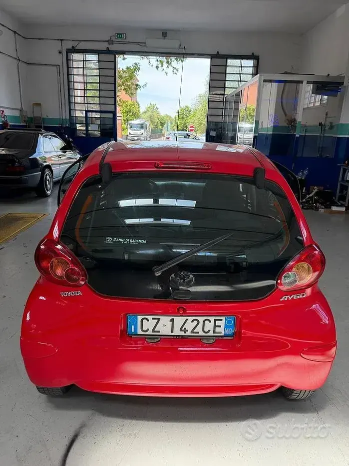 Usata Toyota Aygo 68 CV (50 kW) 2006 Rosso Utilitaria