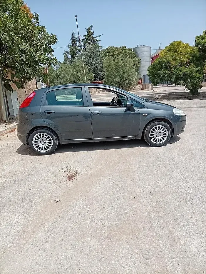 Usata Fiat Grande Punto 77 CV (56 kW) 2011 Nero Utilitaria