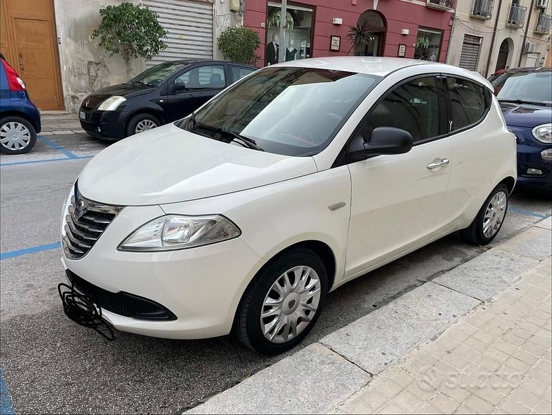 Usata Lancia Ypsilon Gold 69 CV (50 kW) 2015 Bianco Utilitaria