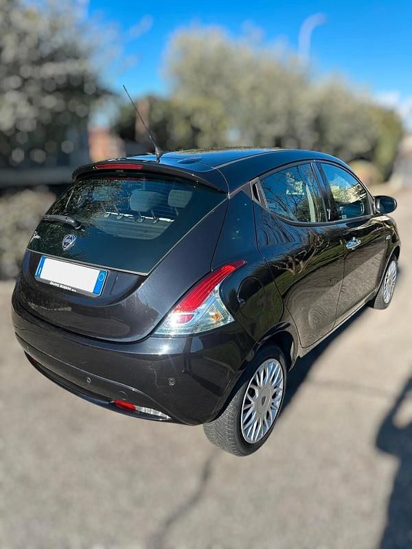 Usata Lancia Ypsilon 95 CV (69 kW) 2018 Nero Utilitaria