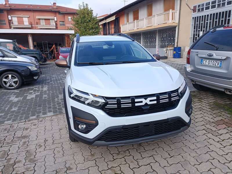 Usata Dacia Jogger Expression 101 CV (74 kW) 2024 Bianco Monovolume