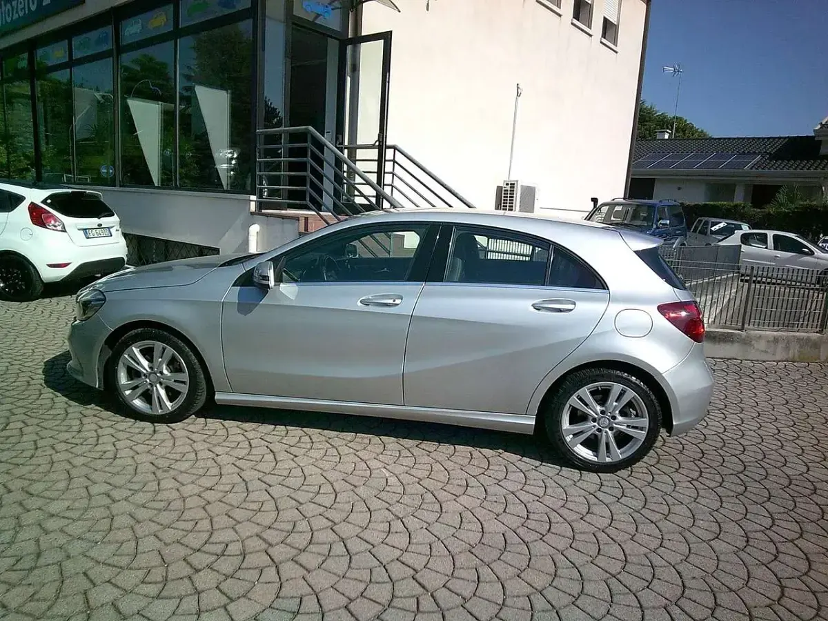 Usata Mercedes A200 136 CV (100 kW) 2018 Argento met Berlina