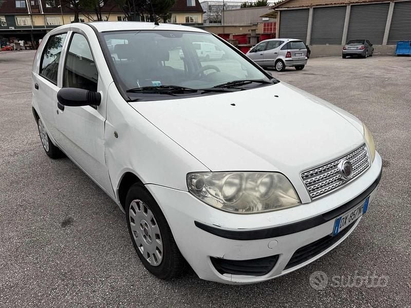 Usata Fiat Punto Active 59 CV (43 kW) 2009 Bianco Utilitaria