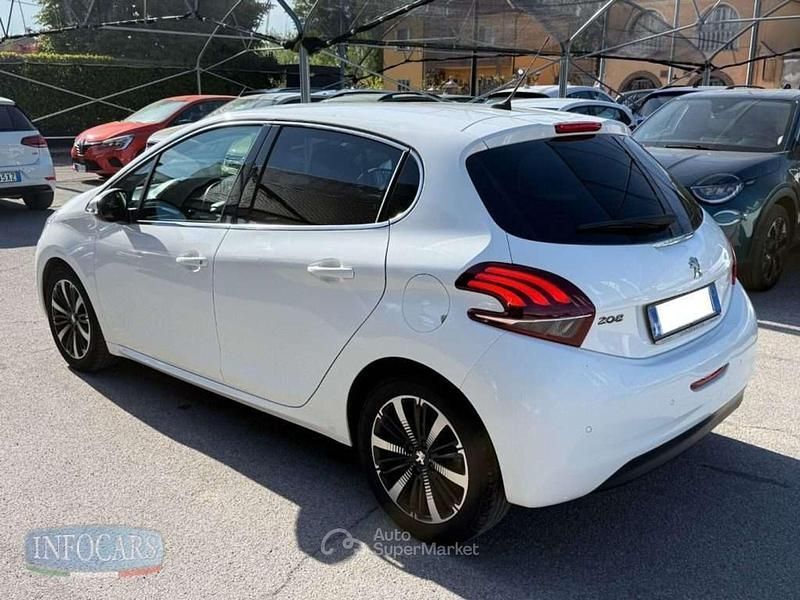 Usata Peugeot 208 Allure 102 CV (75 kW) 2019 Bianco pastello Utilitaria