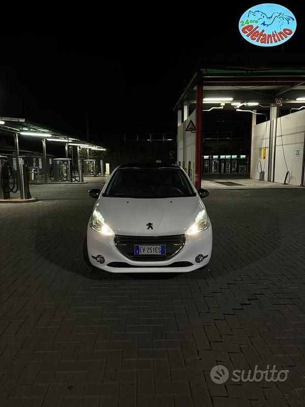 Usata Peugeot 208 68 CV (50 kW) 2014 Bianco Utilitaria