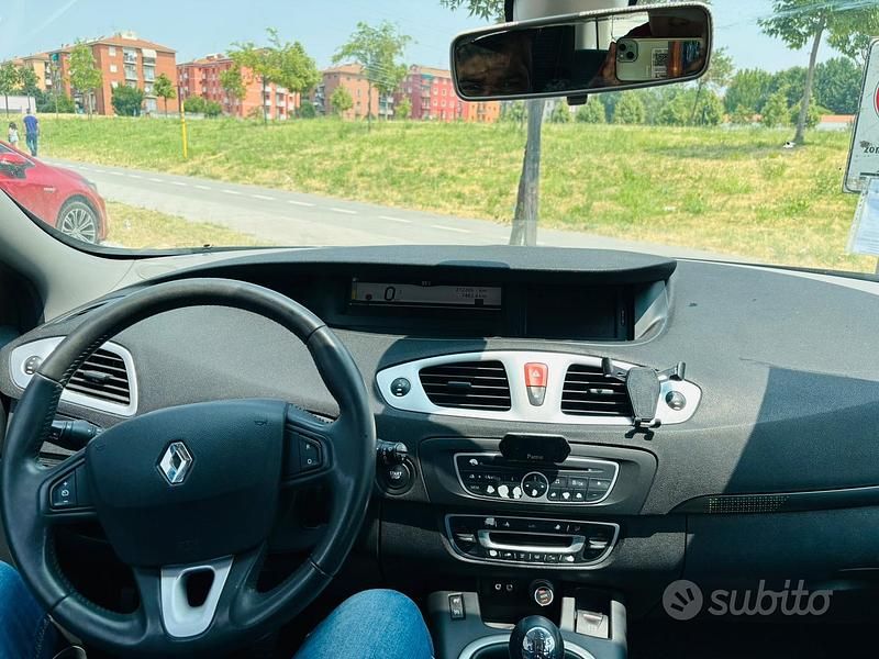 Grigio Usata 2011 Renault Scénic Monovolume | 3999 € - Immagine 1/4