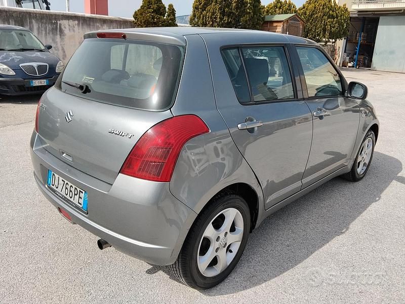 Usata Suzuki Swift GLX 70 CV (51 kW) 2007 Grigio Utilitaria
