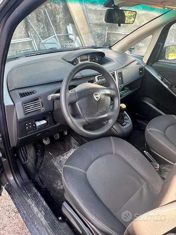 Usata Lancia Musa 90 CV (66 kW) 2011 Grigio Monovolume