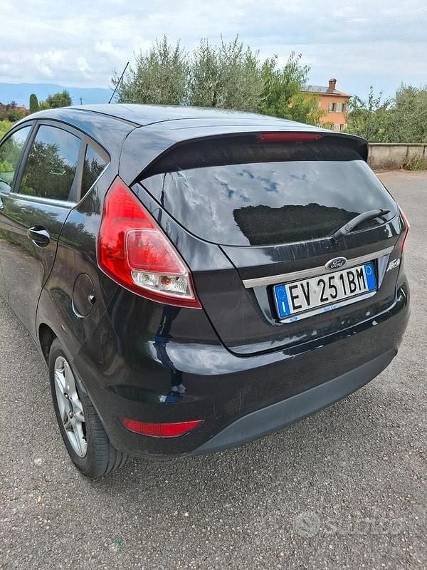 Usata Ford Fiesta 97 CV (71 kW) 2014 Nero Utilitaria