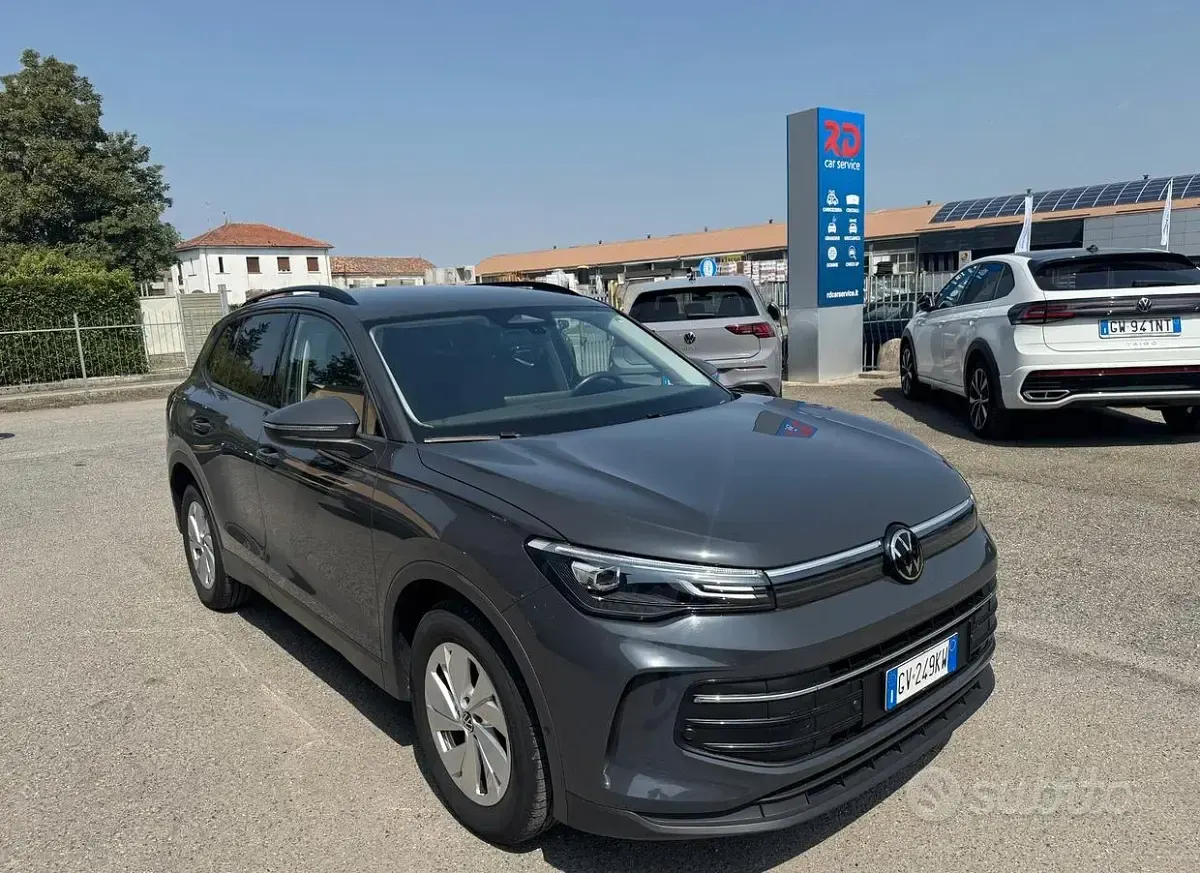 Usata VW Tiguan Life 131 CV (96 kW) 2024 Grigio SUV