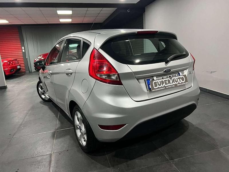 Usata Ford Fiesta Titanium 70 CV (51 kW) 2013 Argento Berlina