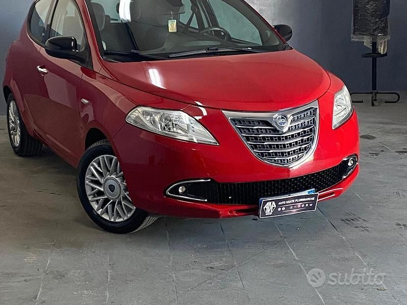 Usata Lancia Ypsilon Gold 69 CV (50 kW) 2015 Rosso Utilitaria