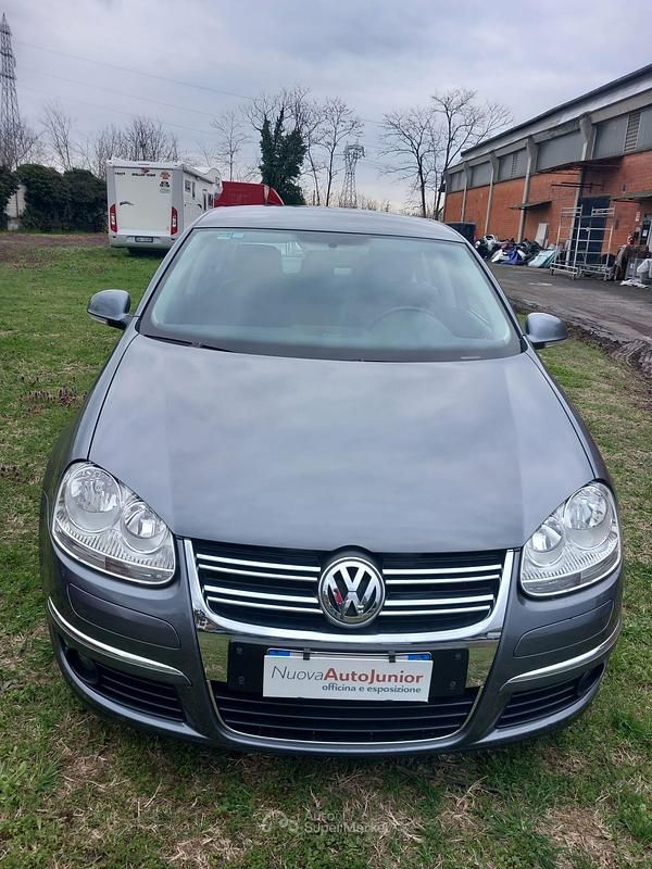 Usata VW Jetta 105 CV (77 kW) 2006 Gray Berlina