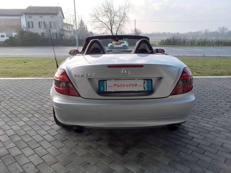 Usata Mercedes SLK200 163 CV (119 kW) 2006 Argento metallizzato Cabrio