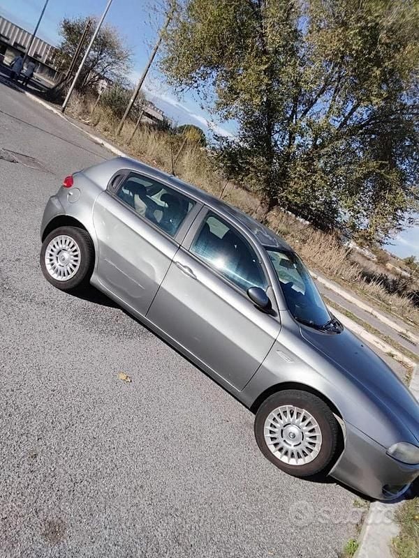 Usata Alfa Romeo 147 116 CV (85 kW) 2005 Grigio Utilitaria