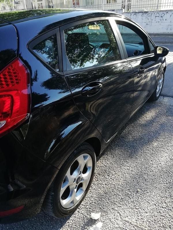 Usata Ford Fiesta 70 CV (51 kW) 2012 Nero Berlina