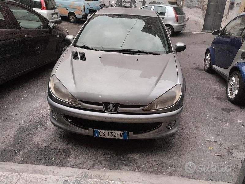 Grigio Usata 2004 Peugeot 206 Tre volumi | 2000 € (Cara) - Immagine 1/4