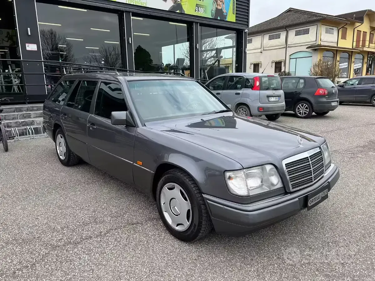 Usata Mercedes E200 Elegance 136 CV (100 kW) 1994 Grigio Station wagon