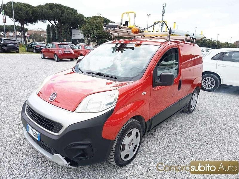Begagnad Fiat Fiorino 80 HK (58 kW) 2016 Röd Minibuss