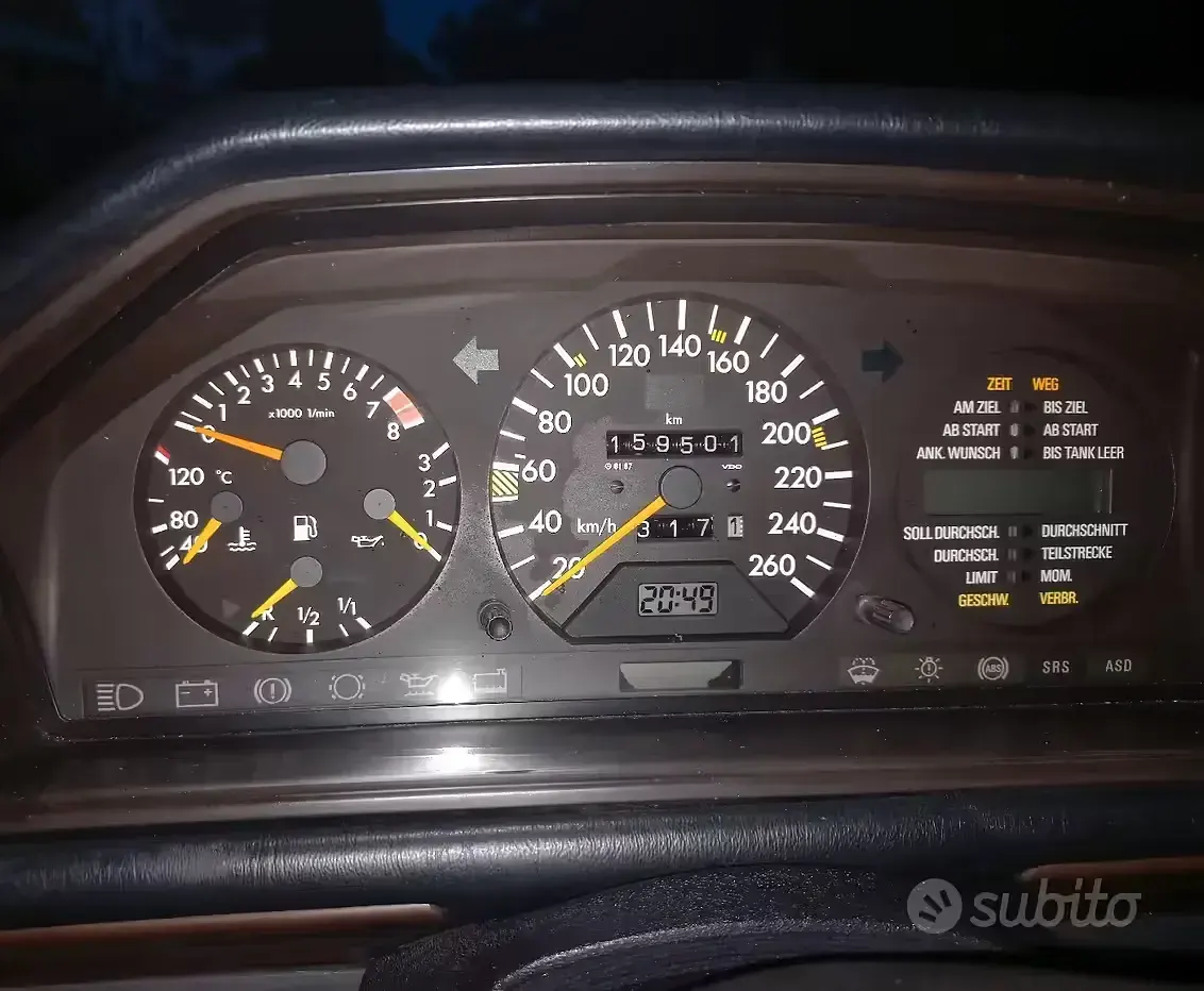 Usata Mercedes E300 220 CV (161 kW) 1990 Nero Berlina