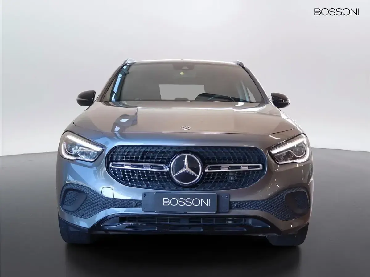 Usata Mercedes GLA200 150 CV (110 kW) 2022 Grigio montagna SUV