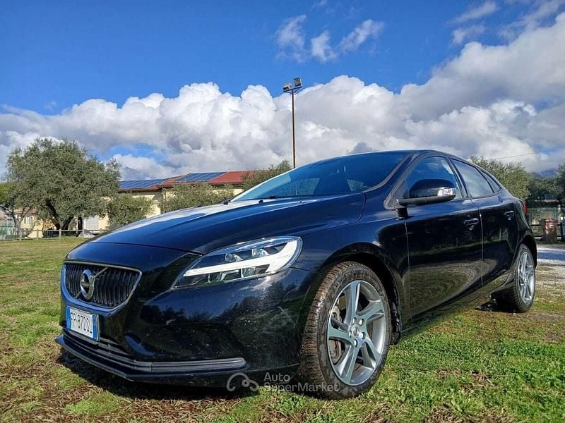 Usata Volvo V40 120 CV (88 kW) 2018 Nero Berlina