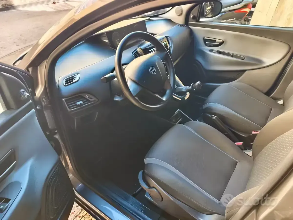 Usata Lancia Ypsilon Silver 69 CV (50 kW) 2016 Grigio Utilitaria