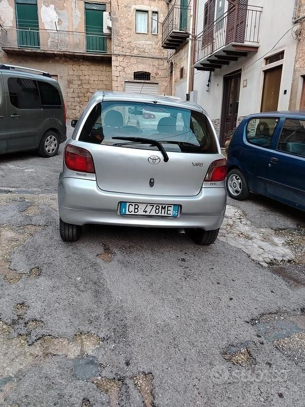 Usata Toyota Yaris 68 CV (50 kW) 2002 Grigio Berlina
