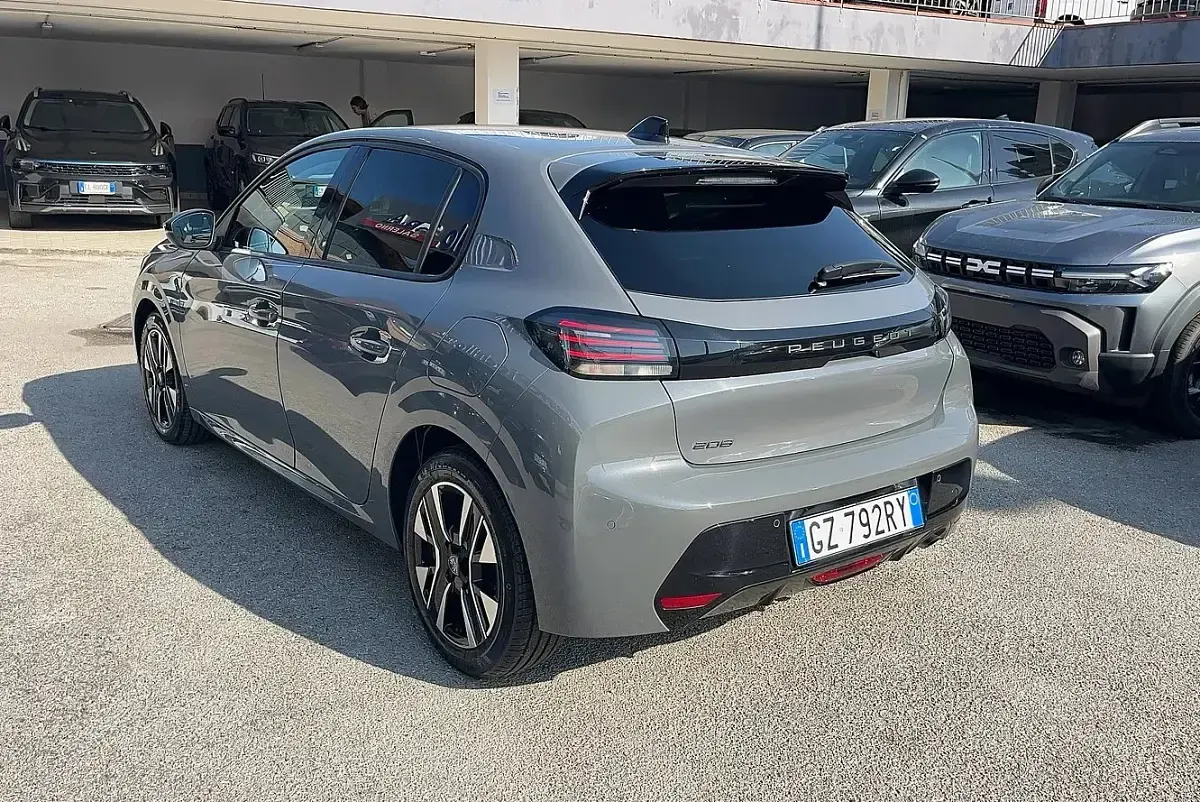 Usata Peugeot 208 Allure 100 CV (73 kW) 2025 Grigio selenium  metalli Utilitaria
