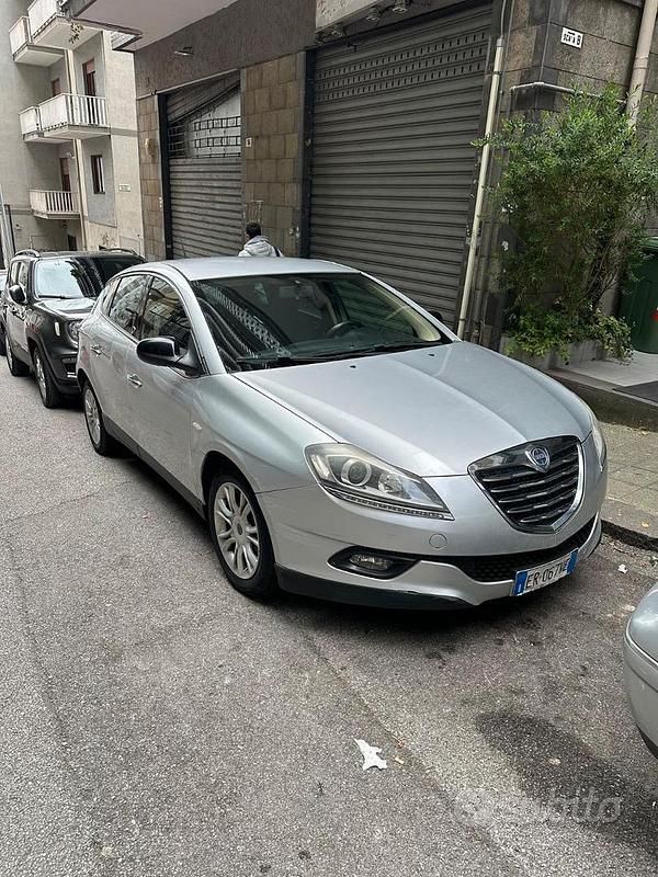 Usata Lancia Delta 120 CV (88 kW) 2013 Grigio Utilitaria