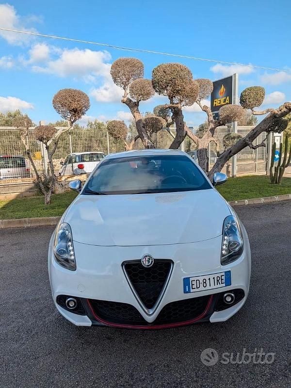 Bianco Usata 2010 Alfa Romeo Giulietta Tre volumi | 6500 € (Buon prezzo) - Immagine 1/4