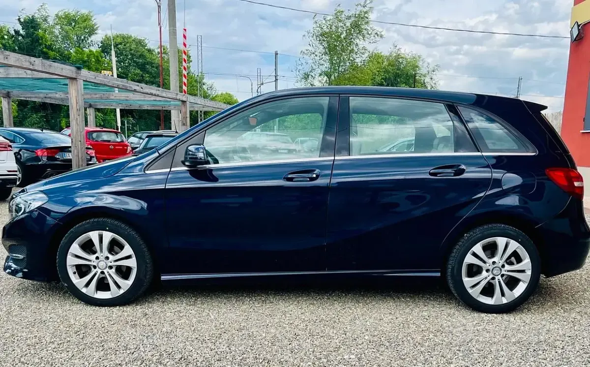 Usata Mercedes B180 Premium 109 CV (80 kW) 2017 Blu Utilitaria
