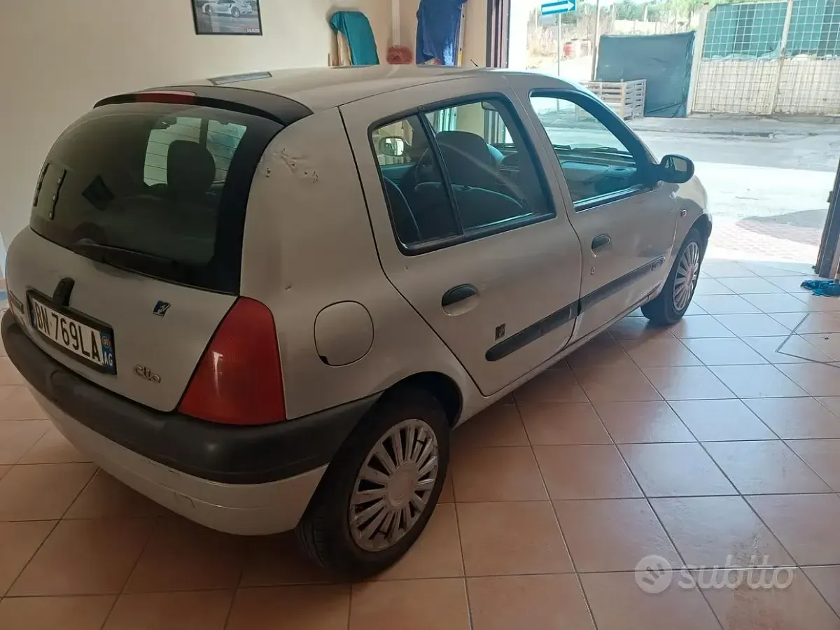 Usata Renault Clio 58 CV (42 kW) 2001 Grigio Berlina