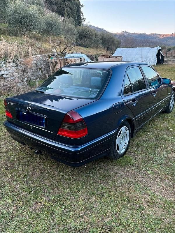 Usata Mercedes C180 122 CV (89 kW) 1999 Blu Berlina