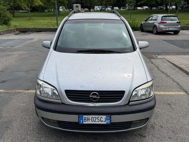 Argento Usata 2000 Opel Zafira Monovolume | 1500 € (Buon prezzo) - Immagine 1/4