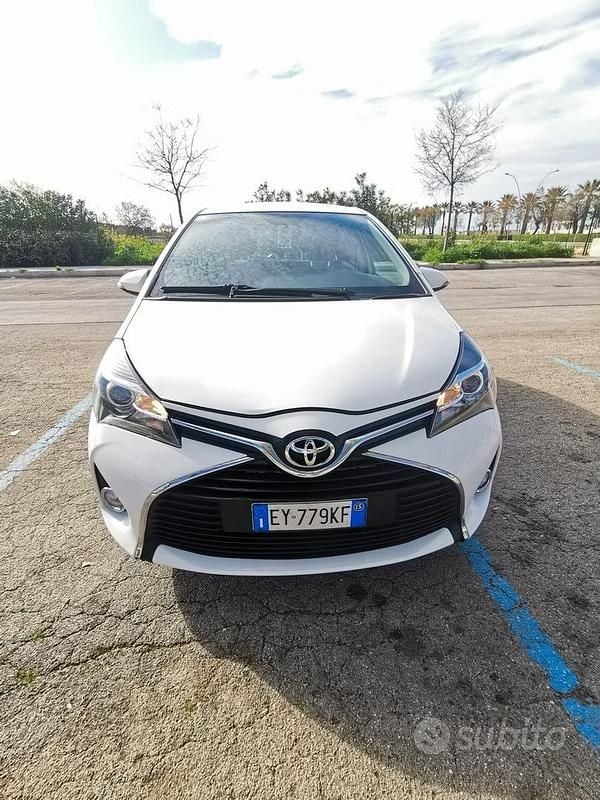 Usata Toyota Yaris Active 69 CV (50 kW) 2015 Bianco Utilitaria