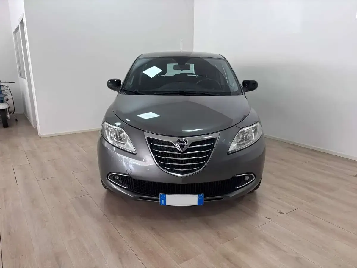 Usata Lancia Ypsilon 69 CV (50 kW) 2014 Grigio Utilitaria