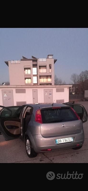 Usata Fiat Grande Punto Sport 90 CV (66 kW) 2006 Grigio Utilitaria