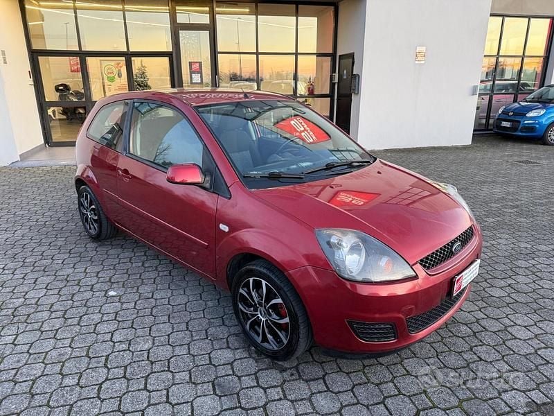 Usata Ford Fiesta Ghia 75 CV (55 kW) 2008 Rosso Utilitaria