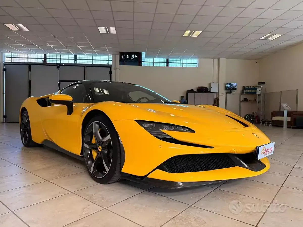 Usata Ferrari SF90 999 CV (734 kW) 2021 Giallo Coupé