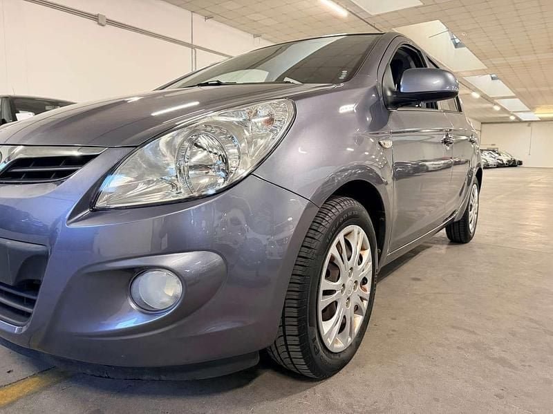 Usata Hyundai i20 Comfort 77 CV (56 kW) 2010 Grigio Utilitaria