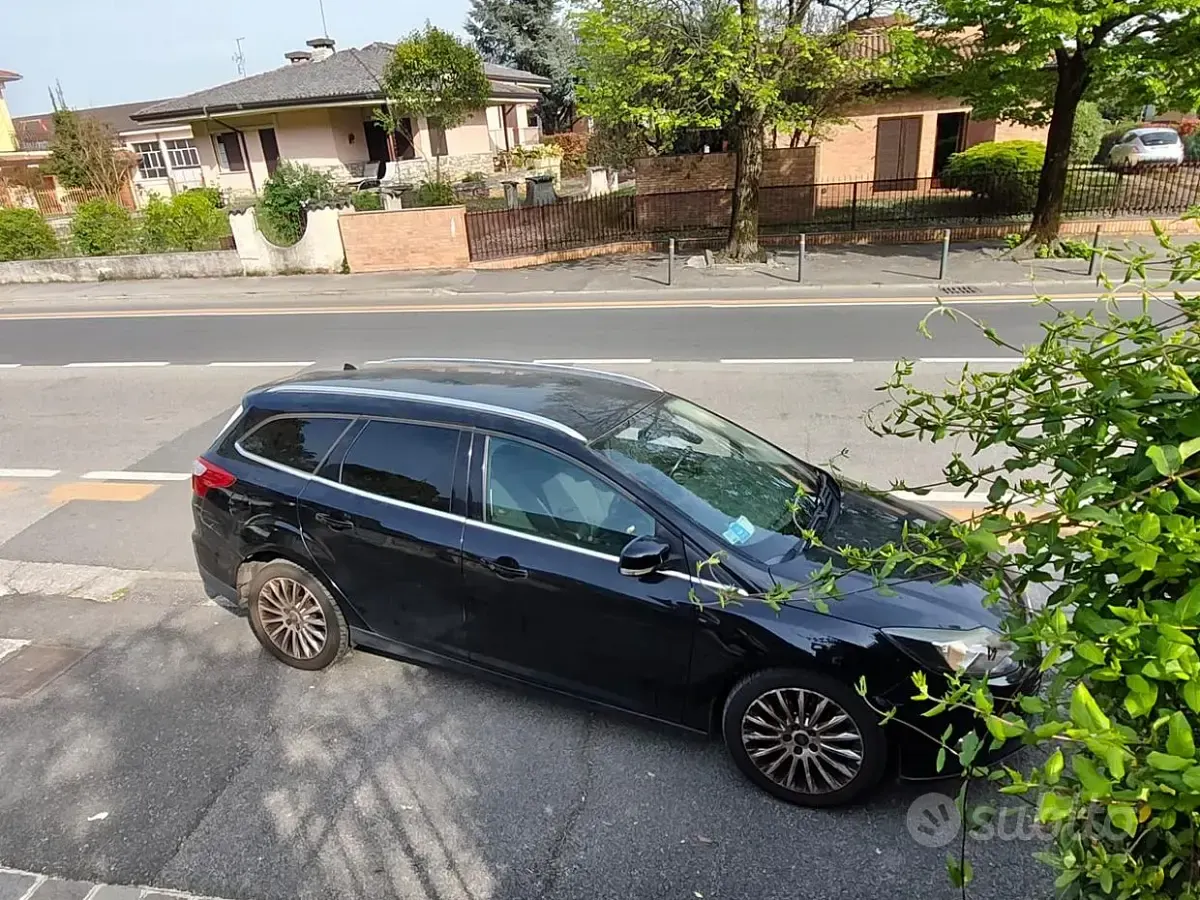 Begagnad Ford Focus 115 HK (84 kW) 2011 Svart Kombi