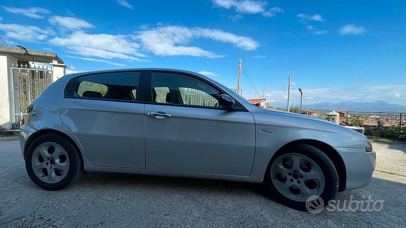Usata Alfa Romeo 147 120 CV (88 kW) 2005 Grigio Utilitaria